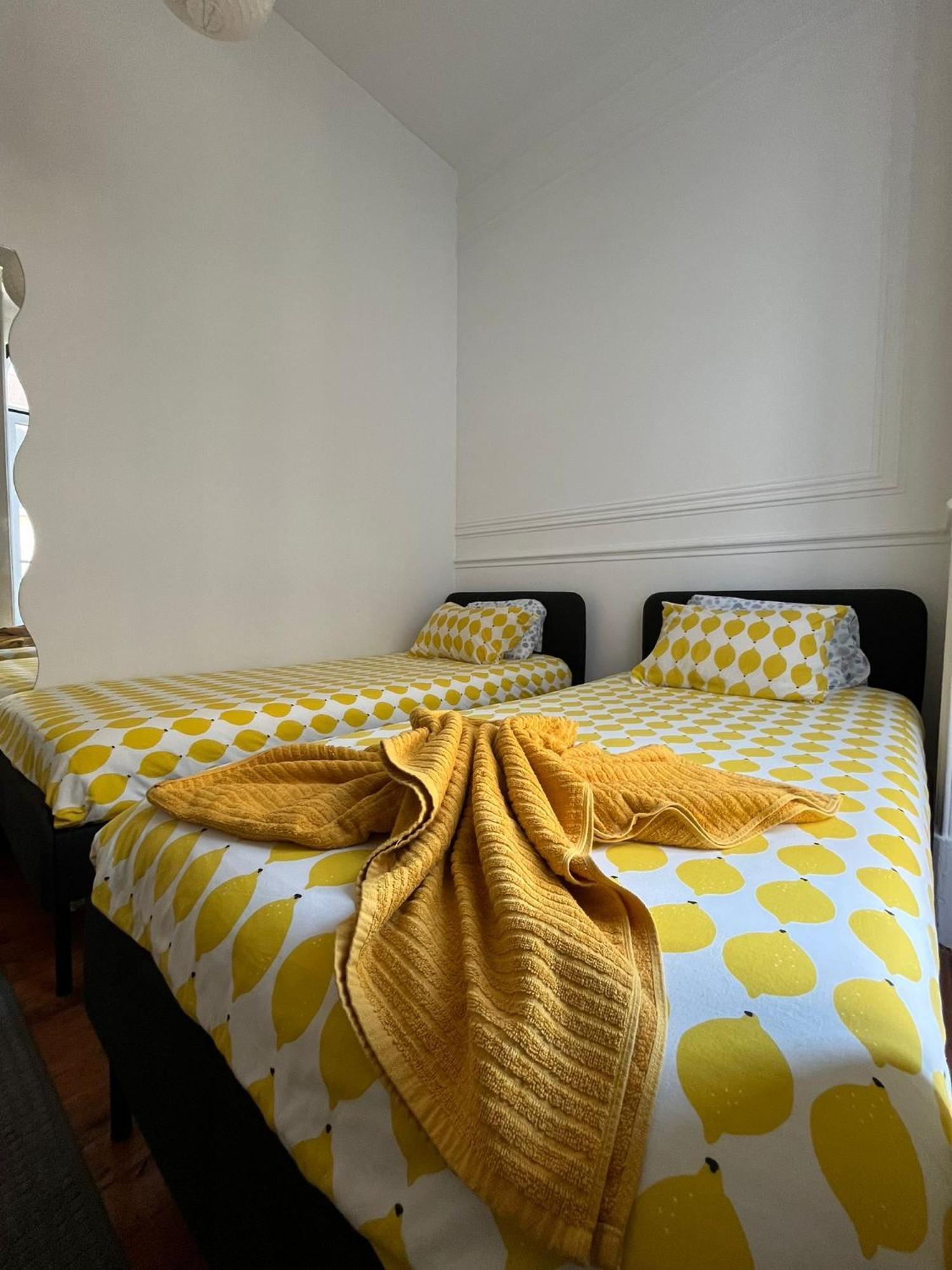 Garden Campo De Ourique Guest House - Hostel Lisbona Esterno foto