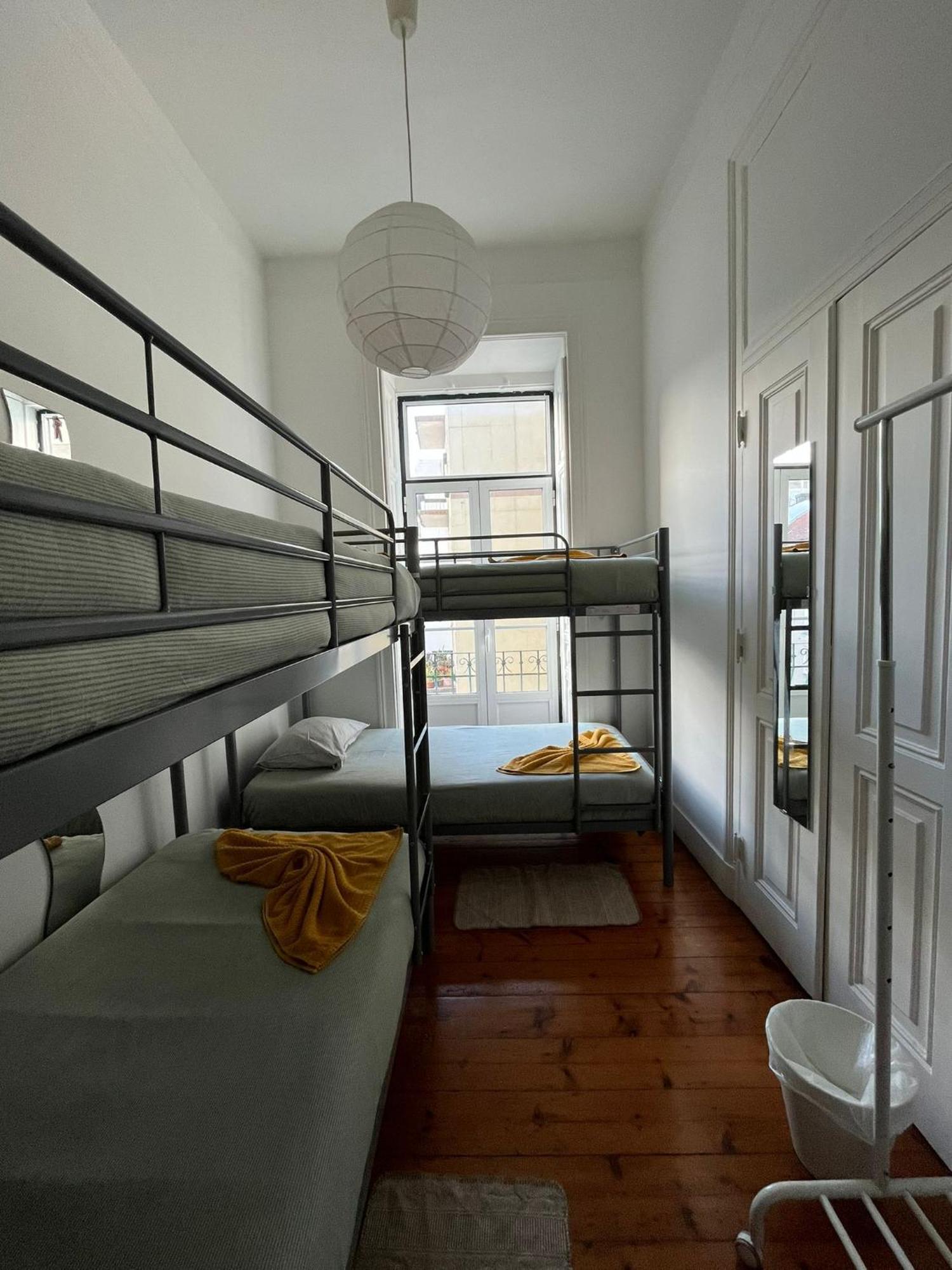 Garden Campo De Ourique Guest House - Hostel Lisbona Esterno foto
